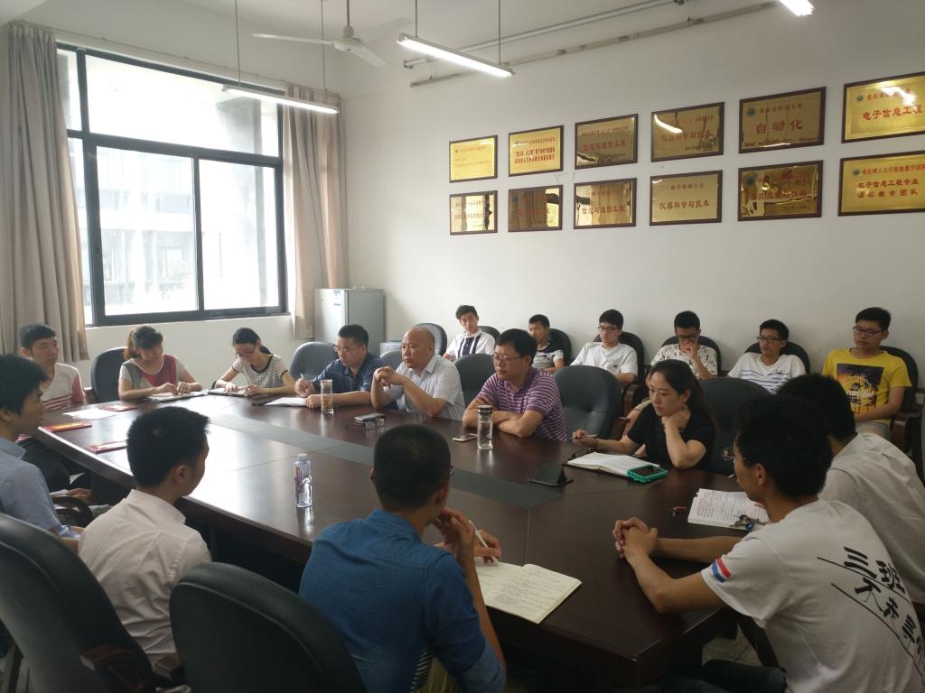 6月22日,学院毕业生向学院敬赠牌匾并座谈交流