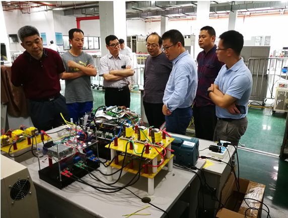 与会专家参观指导我校能源互联网工程技术研究中心