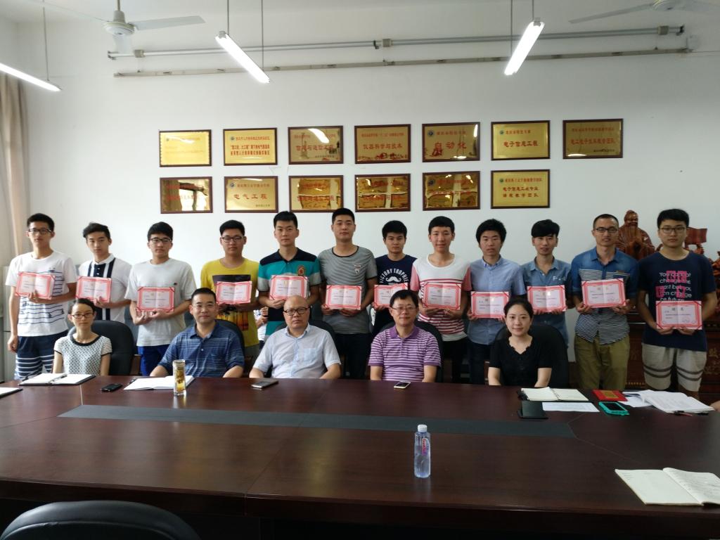 学院领导和老师为毕业生校友联络员颁发聘书