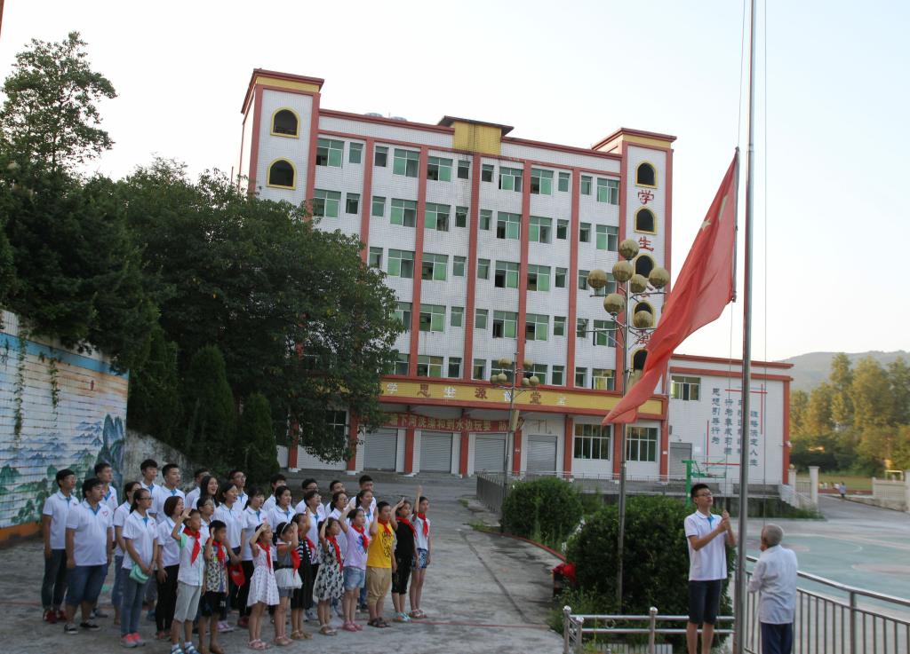 焦石镇志愿者和抗战老兵一起升旗